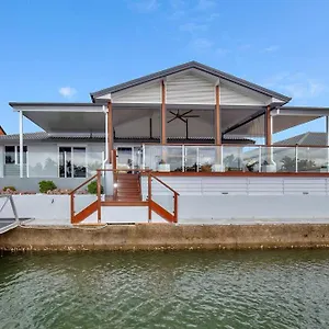  Holiday home Stunning 4br House With Pool & Waterfront View